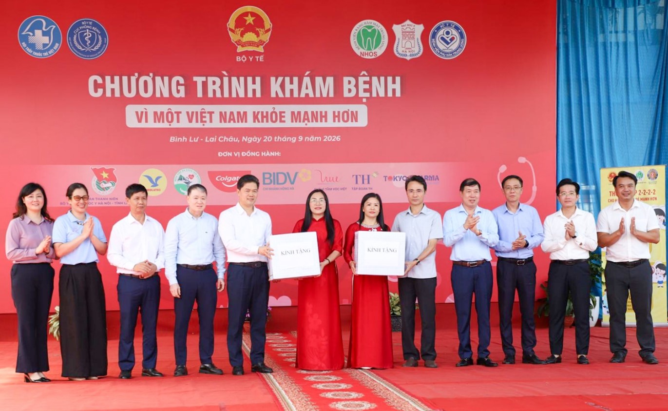 Đoàn công tác trao tặng quà cho tập thể nhà trường
